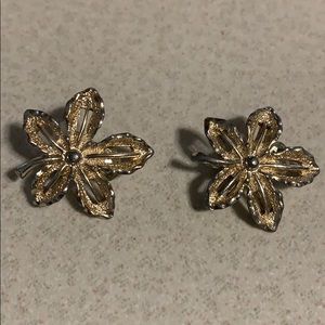 Vintage Sarah Coventry gold tone earrings leaf shaped clip on earrings (552)